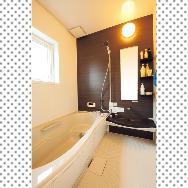 狭く寒かった浴室もゆったりとした造りに。<br />黒を効果的に使い、ホテルのような洗練されたバスルーム