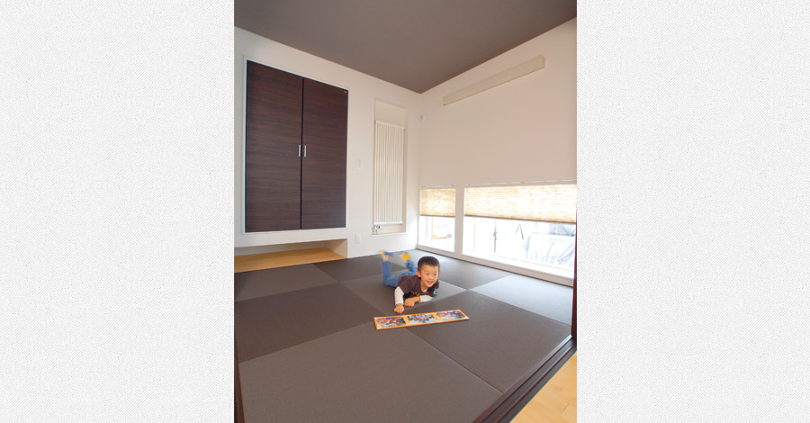 和紙を用いた畳を敷いた、リビングとつながっている和室。お子さんが遊んだり、これから生まれてくる赤ちゃんのお昼寝＆おしめ替えスペースとしても活用